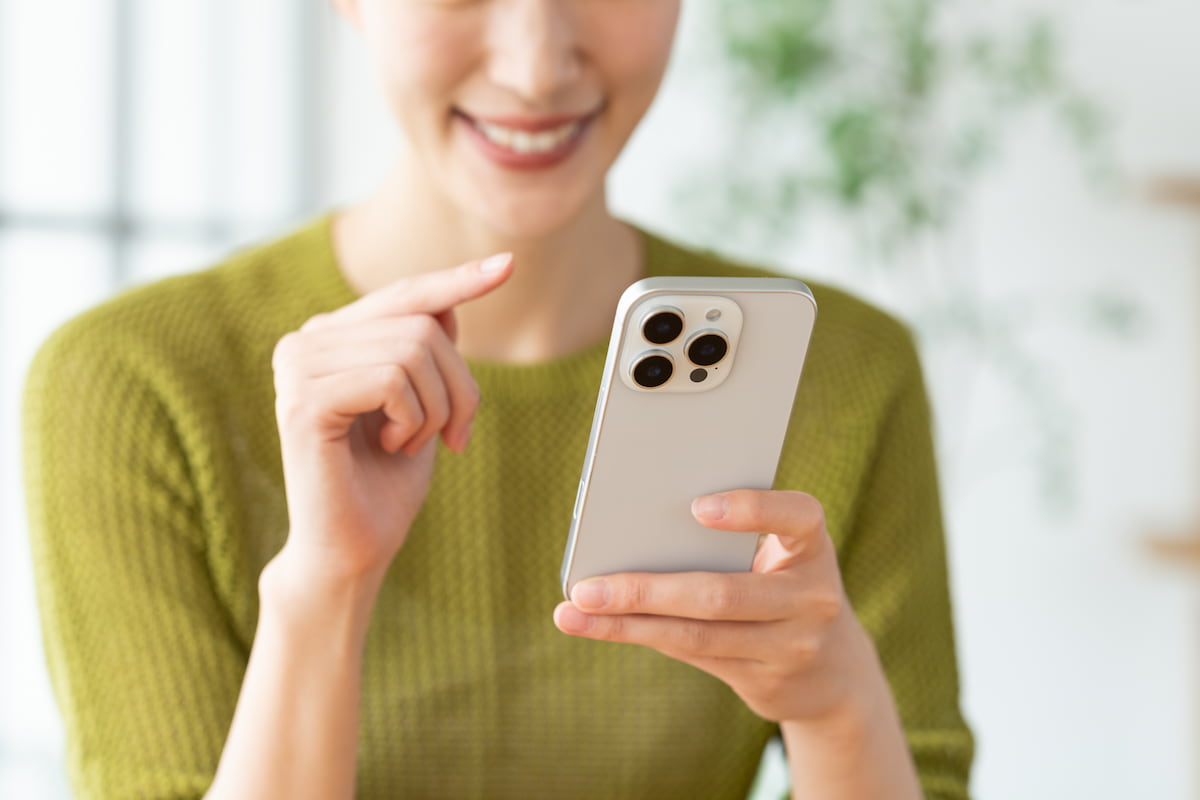 スマートフォンで住まいの写真を送り気軽に見積もり相談する様子(船橋市の伊藤設備総業)