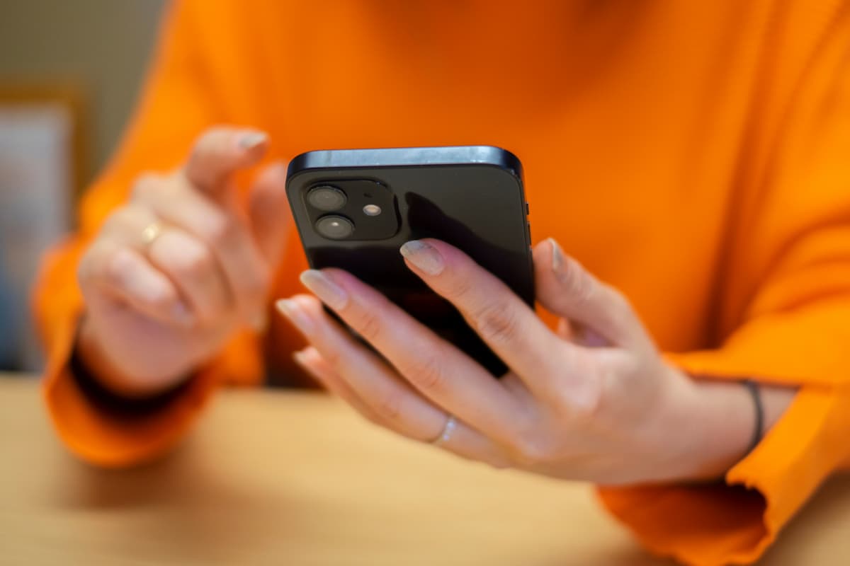 スマートフォンで住まいの写真を撮り、水回りリフォームを気軽に相談する様子（船橋市の伊藤設備総業）
